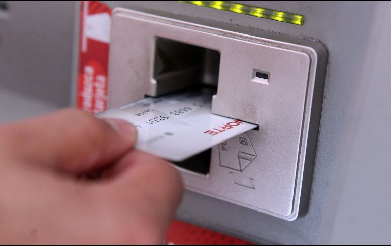 La STPS argumenta que los empleadores deben pagar el aguinaldo en efectivo, o a través de medios electrónicos y no está permitido hacerlo por medio de mercancías o vales. EL INFORMADOR/ ARCHIVO