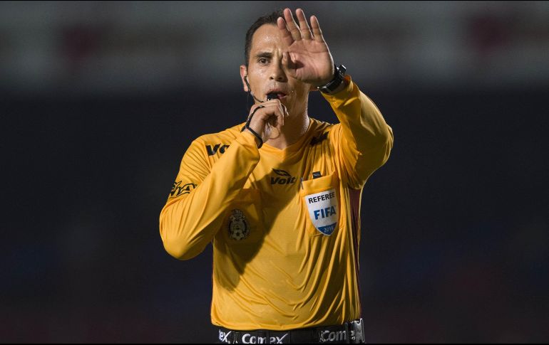 Aunque Santander tiene amplia experiencia, con 15 encuentros de Liguilla pitados, sus controvertidas decisiones lo han convertido en uno de los jueces más polémicos del futbol mexicano. MEXSPORT / ARCHIVO