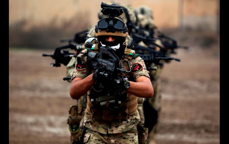 Integrantes de una unidad militar iraquí de respuesta rápida participan en un entrenamiento de contraterrorismo en el aeropuerto internacional de Bagdad. AFP/A. Al-Rubaye
