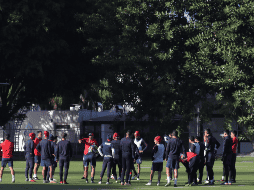 El cuerpo técnico le ha dejado claro al plantel la responsabilidad que tienen en representar a Chivas. TWITTER / @Chivas