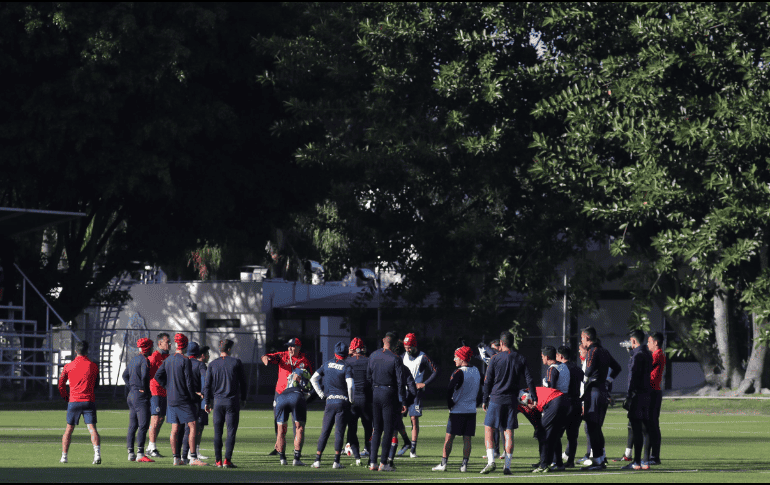 El cuerpo técnico le ha dejado claro al plantel la responsabilidad que tienen en representar a Chivas. TWITTER / @Chivas