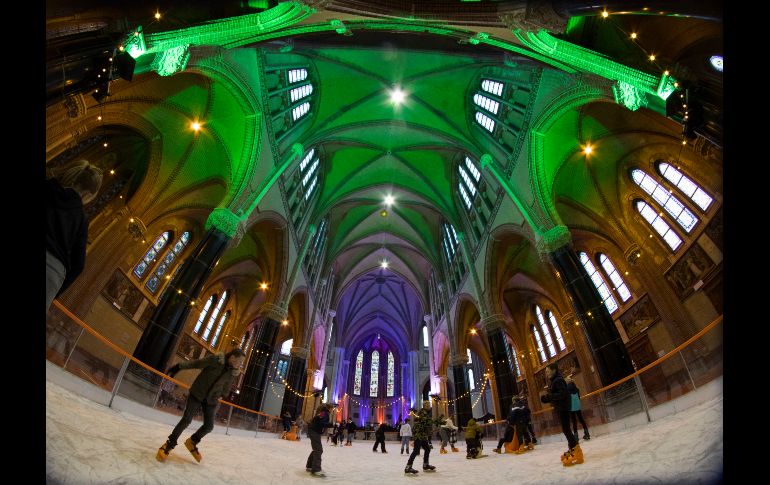 Niños patinan en una pista de hielo en Gouda, Holanda, instalada temporalemente en el templo Gouwe Kerk, construido entre 1902 y 1904. AP/P. Dejong