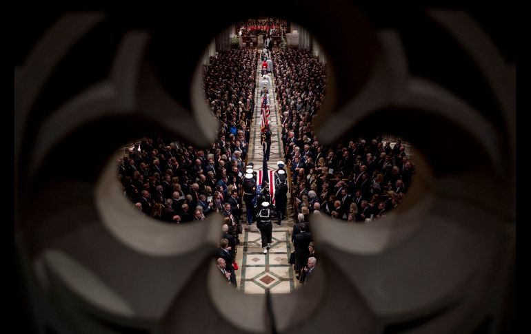 Una guardia militar carga el ataúd del ex mandatario estadounidense George H.W. Bush en la Catedral Nacional de Washington, DC, para un funeral de Estado. AP/A. Harnik