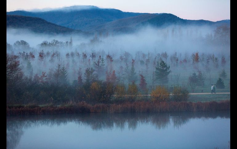 Una pareja camina por el parque de Olarizu, en la ciudad española de Vitoria .EFE/D. Aguilar