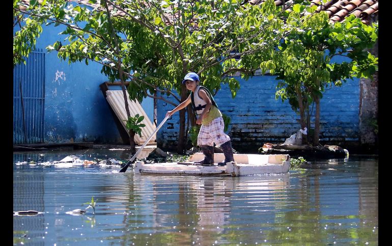 Un niño rema en un barrio de Asunción, Paraguay. Numerosos habitantes de la zona conocida como 