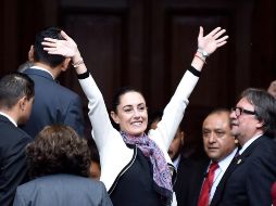Claudia Sheinbaum saluda a su llegada al Congreso capitalino para la toma de protesta. AFP/A. Estrella