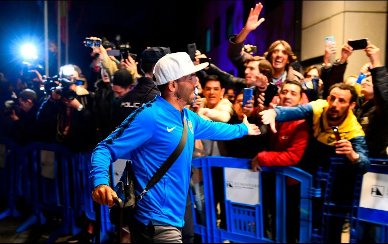 Una veintena de simpatizantes de Boca acudieron a recibir al equipo al llegar a la capital española. AFP / G. Bouys