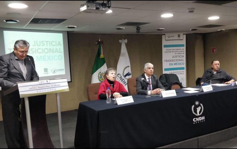 La justicia transicional pueden ser la solución a los retos en materia de graves violaciones de derechos humanos en el país, pero no son una panacea, afirmó el presidente de la CNDH. TWITTER / @CIDE_MX