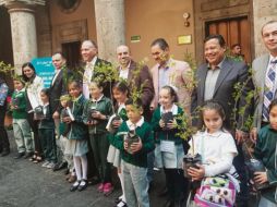 El alcalde y representantes de Extra A.C. durante la entrega de árboles. EL INFORMADOR