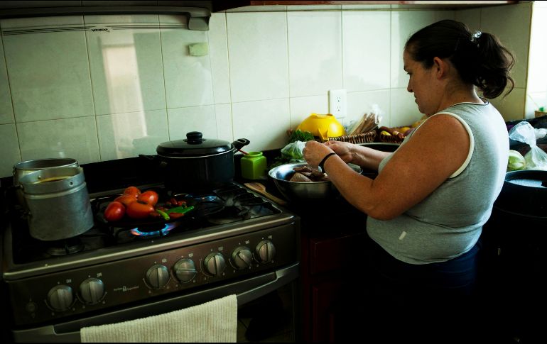 Se espera que con la regularización de esta actividad mejoren las condiciones de las mujeres que se dedican a esto. ARCHIVO / EL INFORMADOR