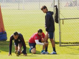 Personal médico del Guadalajara atendió a José Juan Macías de una molestia en la rodilla derecha, la cual, según una fuente del club, le impedirá viajar al Mundial de Clubes. ESPECIAL