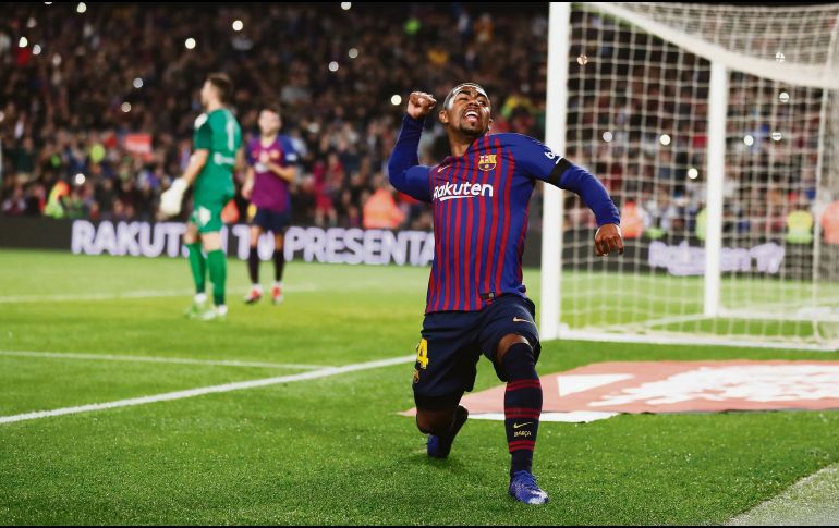 El brasileño Malcom celebra tras conseguir el tercer gol del Barcelona  ayer ante Cultural Leonesa. AP