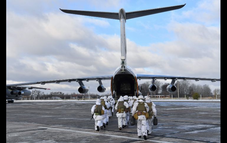 Paracaidistas ucranianos abordan un avión IL-76 en la base aérea de Ozerne rumbo al este del país. AFP/S. Supinsky
