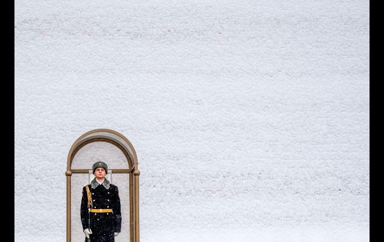 Un guardia de honor ruso vigila en la Tumba del soldado desconocido en el muro del Kremlin en Moscú, luego de una fuerte nevada la noche anterior. AFP/Y. Kadobnov