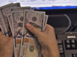 El billete verde se compró en un mínimo de 19.25 pesos. AFP / ARCHIVO