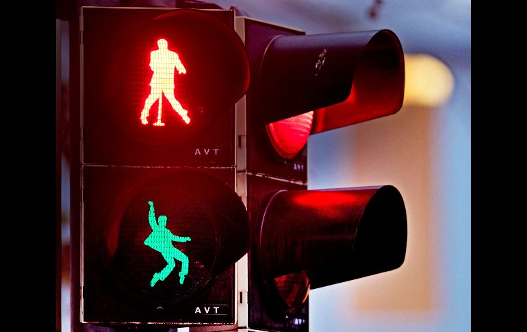 Figuras del fallecido cantante Elvis Presley se obsenvan en un semáforo que cambia de verde a rojo en Friedberg, Alemania. Presley estuvo en Friedberg de octubre de 1958 a marzo de 1960, mientras sirvió en el ejército de Estados Unidos. AP/M. Probst