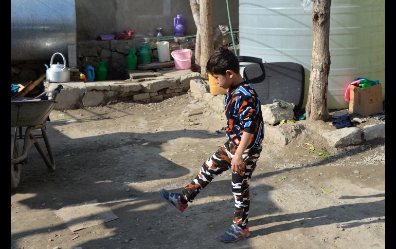 Murtaza Ahmadi patea piedras en su casa en Afganistán el pasado 3 de diciembre. AFP/N. Shirzada
