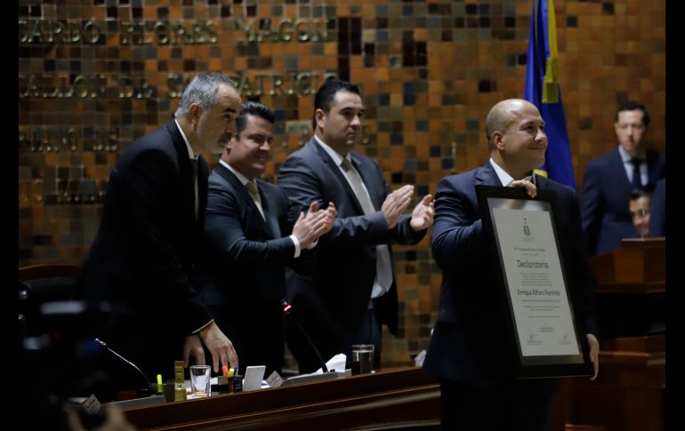 Alfaro recibe la banda solemne. EL INFORMADOR/F. Atilano