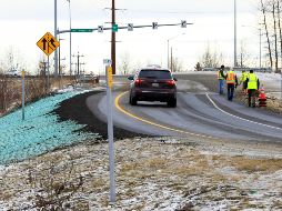 Según el Departamento de Transporte e Instalaciones Públicas de Alaska, pavimentar caminos durante el invierno no es una tarea sencilla. AP / D. Joling