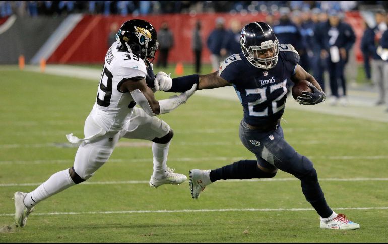 Derrick Henry (#22), de los Titans, tuvo una noche redonda al conseguir 238 yardas con cuatro touchdowns en 17 acarreos. AP/J. Kenney