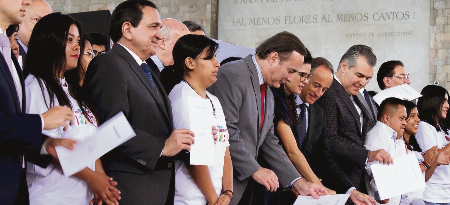 Luisa María Alcalde, secretaria del Trabajo (centro), encabezó ayer la firma del primer acuerdo con 230 empresarios que participarán, a partir de enero, en el Programa Jóvenes Construyendo el Futuro. EL UNIVERSAL