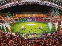 Un mosaico con la Bandera Mexicana hecho por los aficionados en las gradas y fuegos artificiales dieron el tinte de fiesta. TWITTER / @PSV