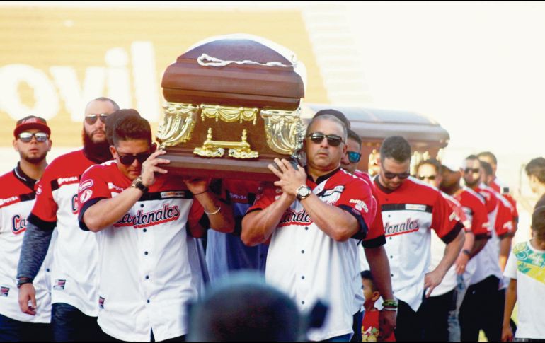 Jugadores de los Cardenales de Lara despiden a sus compañeros de equipo. EFE