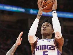 De’Aaron Fox (#5) fue líder anotador con 30 puntos para los Kings. AP