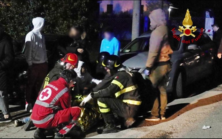 Los cuerpos de las pisoteadas víctimas son hallados cerca de un muro bajo próximo a una salida del recinto, reporta el comandante de los bomberos de Ancona. EFE