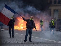 La Torre Eiffel y el Museo del Louvre no abren sus puertas, como cientos de tiendas y negocios, ante el temor a sufrir daños luego de los enfrentamientos y saqueos del pasado sábado. AFP / L. Barioulet