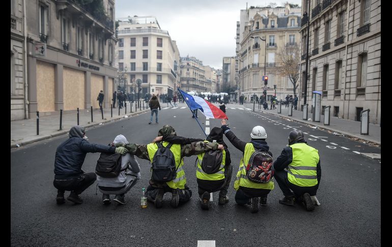  Los manifestantes piden ahora la dimisión del presidente Macron, quien esta semana anunció la retirada de la polémica medida de subir los impuestos a los carburantes. AFP/ L. Barioulet