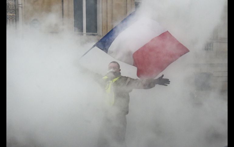  Los manifestantes piden ahora la dimisión del presidente Macron, quien esta semana anunció la retirada de la polémica medida de subir los impuestos a los carburantes. AFP/ L. Barioulet