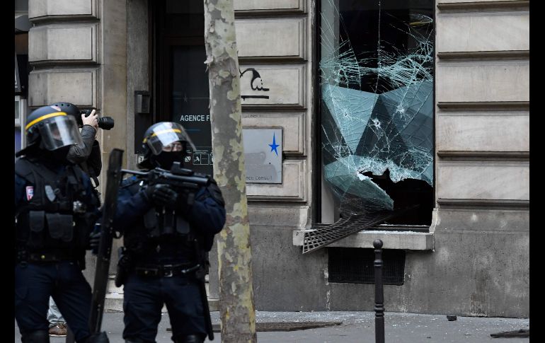  Los manifestantes piden ahora la dimisión del presidente Macron, quien esta semana anunció la retirada de la polémica medida de subir los impuestos a los carburantes. AFP/ B. Guay