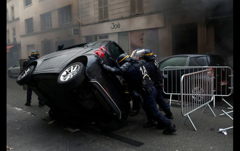  Los manifestantes piden ahora la dimisión del presidente Macron, quien esta semana anunció la retirada de la polémica medida de subir los impuestos a los carburantes. AP/ T. Camus