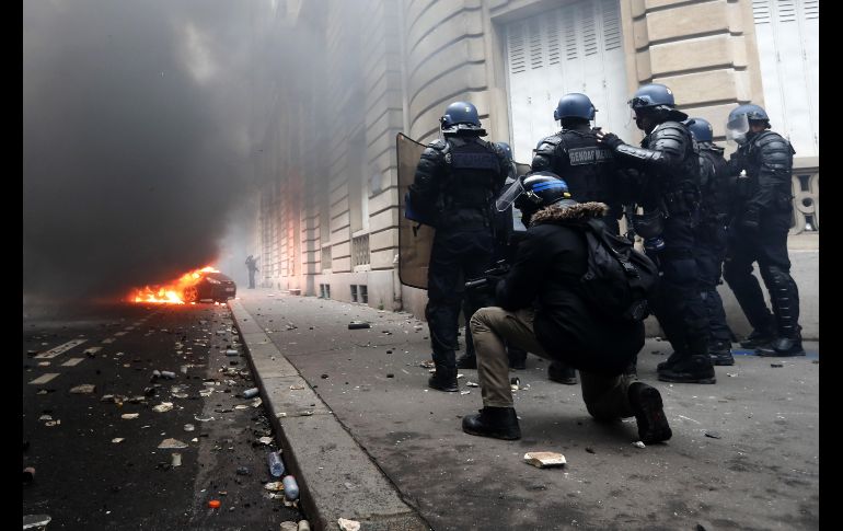  Los manifestantes piden ahora la dimisión del presidente Macron, quien esta semana anunció la retirada de la polémica medida de subir los impuestos a los carburantes. EFE/ I. Langsdon