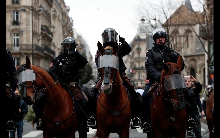  Los manifestantes piden ahora la dimisión del presidente Macron, quien esta semana anunció la retirada de la polémica medida de subir los impuestos a los carburantes. EFE/ Y. Valat