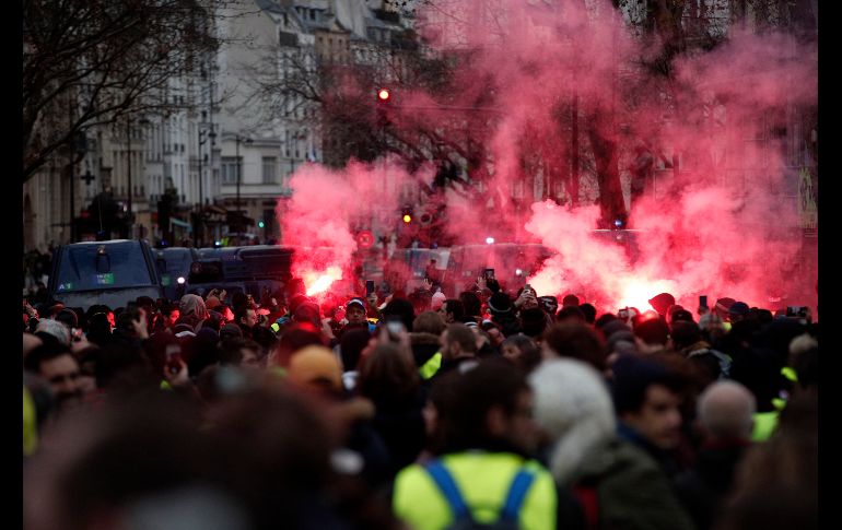  Los manifestantes piden ahora la dimisión del presidente Macron, quien esta semana anunció la retirada de la polémica medida de subir los impuestos a los carburantes. EFE/ Y. Valat