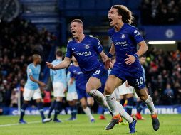 En el estadio de Stamford Bridge, los goles del encuentro corren a cargo del mediocampista N'Golo Kante al minuto 45 y del defensor David Luiz (d) al minuto 78. AFP / A. Dennis