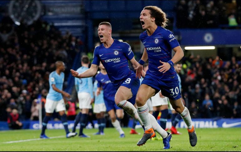 En el estadio de Stamford Bridge, los goles del encuentro corren a cargo del mediocampista N'Golo Kante al minuto 45 y del defensor David Luiz (d) al minuto 78. AFP / A. Dennis