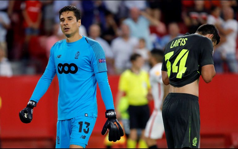 Ochoa y Laifis fueron dos de los tres jugadores que el japonés Kamada burló para anotar el gol del Sint-Truiden. EFE/ARCHIVO