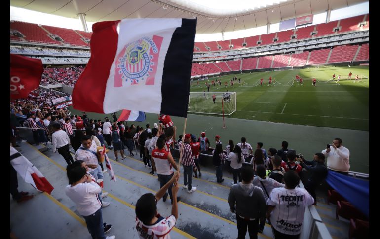 Aficionados despiden a Chivas antes de viajar al Mundial de Clubes