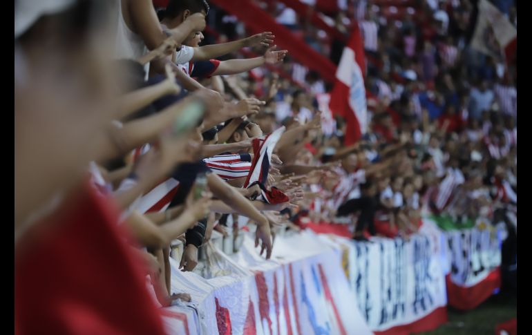 Aficionados despiden a Chivas antes de viajar al Mundial de Clubes