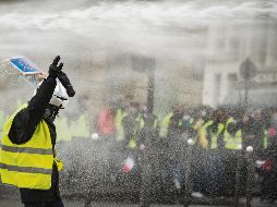 Los inconformes se enfrentan a los antimotines en la cuarta jornada de manifestaciones que iniciaron tras el alza a la gasolina. EFE