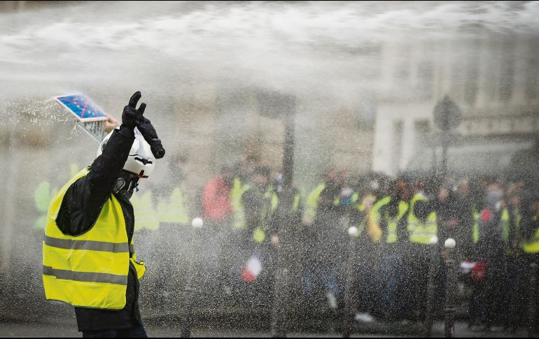 Los inconformes se enfrentan a los antimotines en la cuarta jornada de manifestaciones que iniciaron tras el alza a la gasolina. EFE