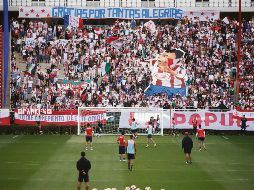 La cabecera Norte del Estadio Akron estuvo copada por los grupos de animación del Rebaño, que este día viaja a los Emiratos Árabes Unidos para su aventura mundialista. EL INFORMADOR / F. Atilano