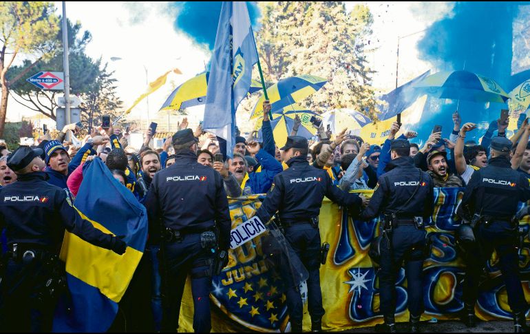 En medio de un fuerte operativo de seguridad, los dos clubes más importantes de Argentina se enfrentan esta tarde en el Estadio Santiago Bernabéu. EFE