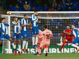 Lionel Messi cobra sobre la barrera para conseguir su segundo gol de tiro libre en el encuentro de ayer entre Barcelona y Espanyol. EFE
