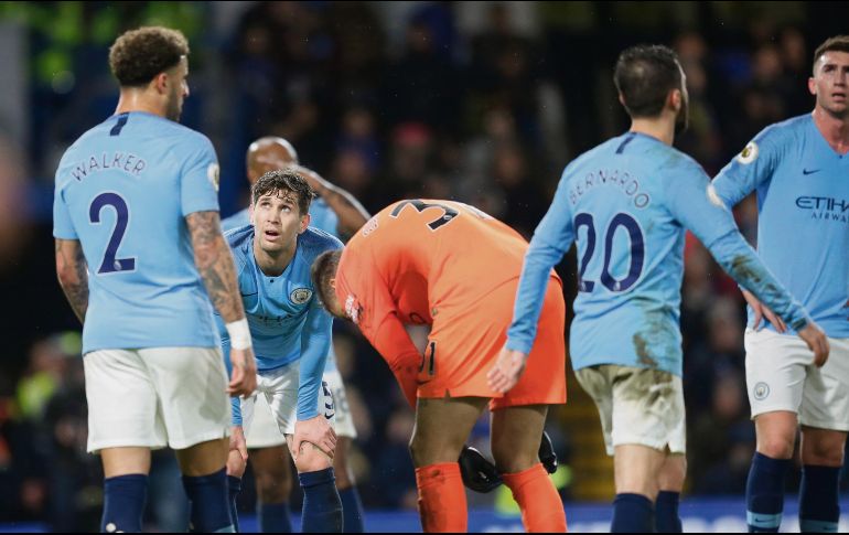 Jugadores del City se lamentan tras su primer revés de la temporada. AP