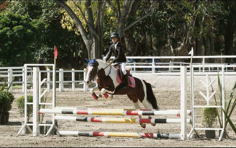 El binomio de Mila López y “Penny Blue” se llevó los máximos honores en el recorrido con obstáculos a 70 centímetros de altura. EL INFORMADOR / A. Camacho