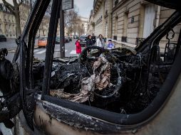 No obstante, se repitieron las escenas de coches quemados, comercios saqueados, escaparates rotos y barricadas en las calles, en particular en los barrios de los Campos Elíseos, los Grandes Bulevares y la plaza de la República. EFE / I. Langsdon